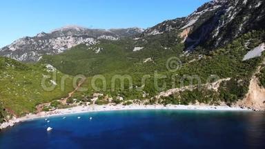 航空公司。 上景。 美丽的夏日海景。 希腊埃维亚岛美丽的海滩。 带蓝绿色的海水海湾